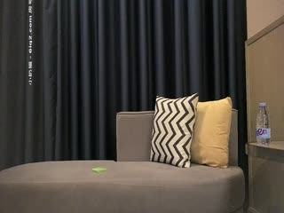 大圈高素质外围美女爆乳美腿激情爆操，解开内衣吸吮奶子，拔下内裤拨弄阴蒂