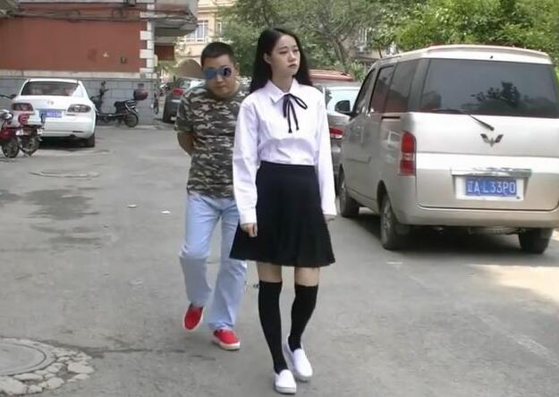 剧情演绎白皙性感的短裙美女独自一人散步时被猥琐男跟随到人少的地方趁机弄晕带回去玩弄啪啪