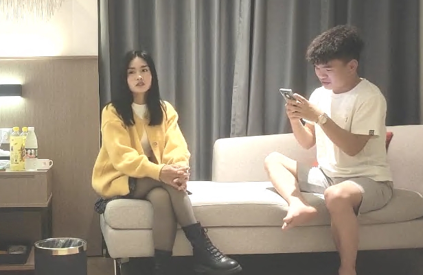 大圈高端奥迪女跪着吸吮舔屌怼着骚穴持续输出搞得妹子受不了要退钱走人