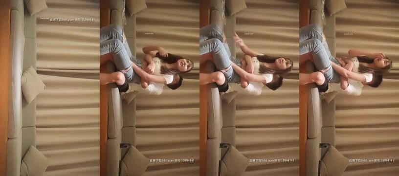 午夜尋花210808 午夜尋花深夜場約了牛仔褲妹子，沙發調情一番再到床上口交上位騎坐，後入猛操晃動奶子