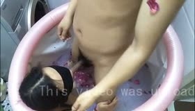 沐浴的小骚货还想叫上我玩鸳鸯浴