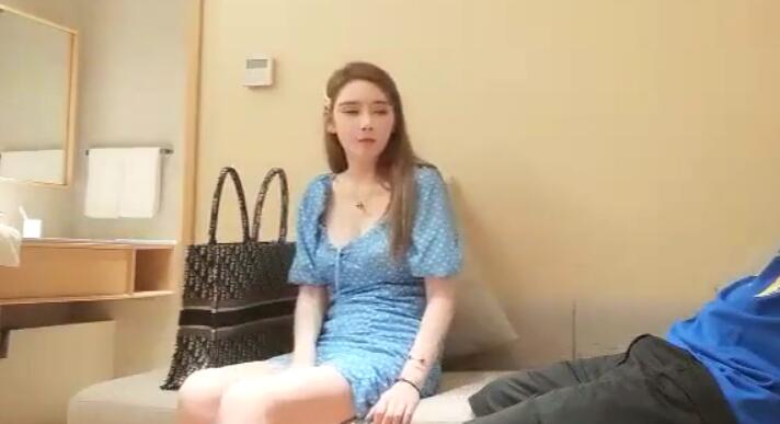 小宝寻花极品颜值美乳蓝裙外围妹子镜头前口交摸逼骑乘晃动大奶拉着手后人猛操抬腿侧入