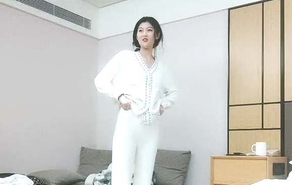 高品质探花180CM极品女神坐在身上拨弄奶头超近距离特写深喉让妹子自摸扛腿抽插猛操