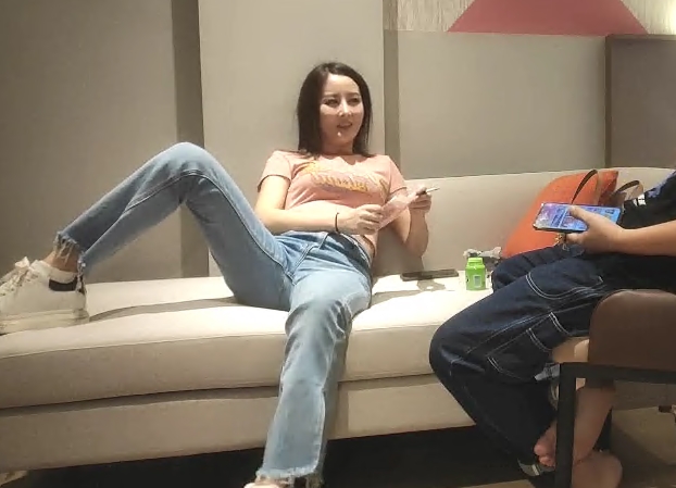 风骚小少妇先给200消费喜笑颜开隔着内裤自摸起来开档丝袜大屁股骑乘猛坐