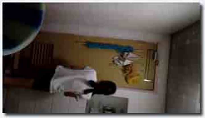 艺校发育还不错的萝莉御姐，洗澡录下来，泡沫搓澡哪哪哪都洗干净，回到床上展示一段舞蹈，很骚很勾引人的骚姿势！