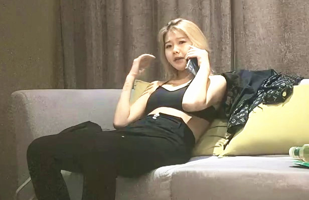 探花约了个金色短发纹身妹后入抬腿侧入大力抽插猛操