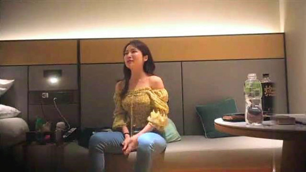 两个高端外围女神妹子牛仔裤那个妹子最漂亮