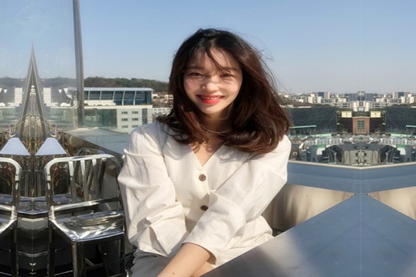 甜美小骚货美腿小短裤抓着屌吸吮扛起双腿抽插骑坐猛操搞得气喘吁吁