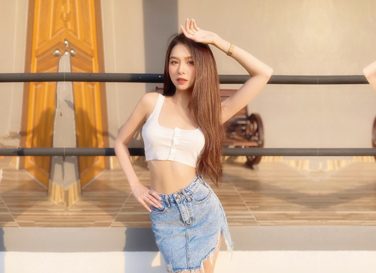 周末操前女友超喜欢被舔逼69姿势埋头互舔对准骚穴一下挺入抽插