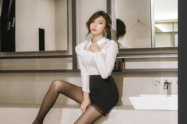 探花老王回归和粉丝一块3P第一女探屌这个骚货射她逼逼上