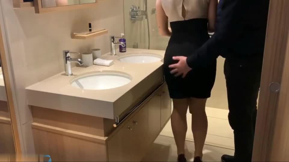 职业俏佳人，OL女主管，丰乳肥臀，酒店洗浴台，火辣后入，白虎娇妻喊着’用力，用力‘，爽哦！ new