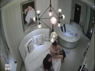 特色酒店房偷拍和长发苗条女同事开房干累了在按摩浴缸吃点东西补充一下