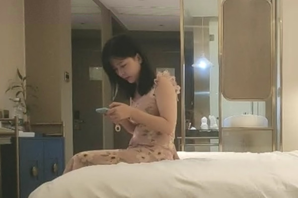 诱人的小少妇口交大鸡巴让大哥抠逼玩弄深喉大鸡巴后入爆草浪叫呻吟不止