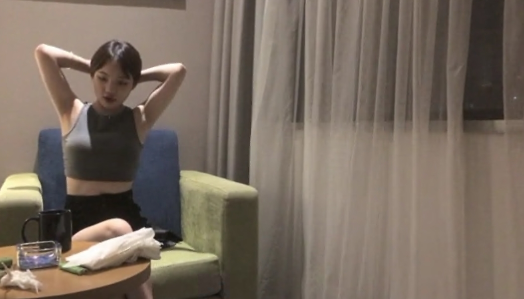 短发少女玩真心话大冒险输了