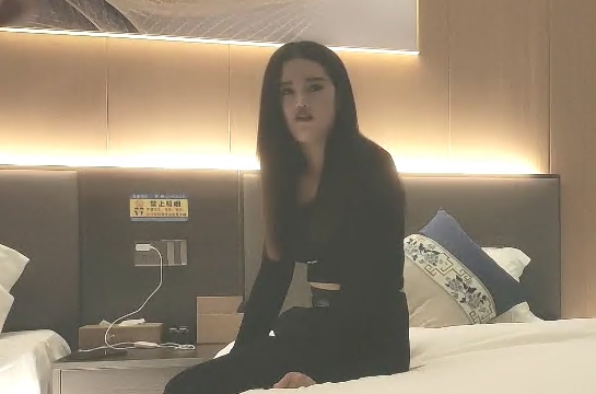 今晚2700足疗店约女神165身高23岁未婚胸大腿长带回酒店门票138