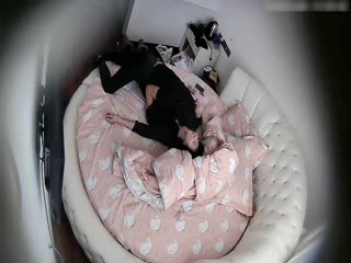 白嫩漂亮的大学美女刚进房间就被男友扑倒扯掉裤子强行啪啪操太久受不了不想干了被拉过来继续干