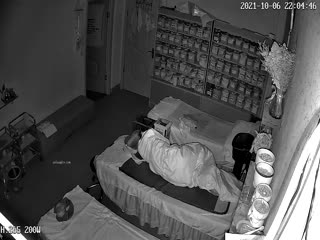 黑客破解【稀缺摄像头】美容院老板娘质疑小男友出轨吵架男友下跪道歉，一番骗哄后又被操