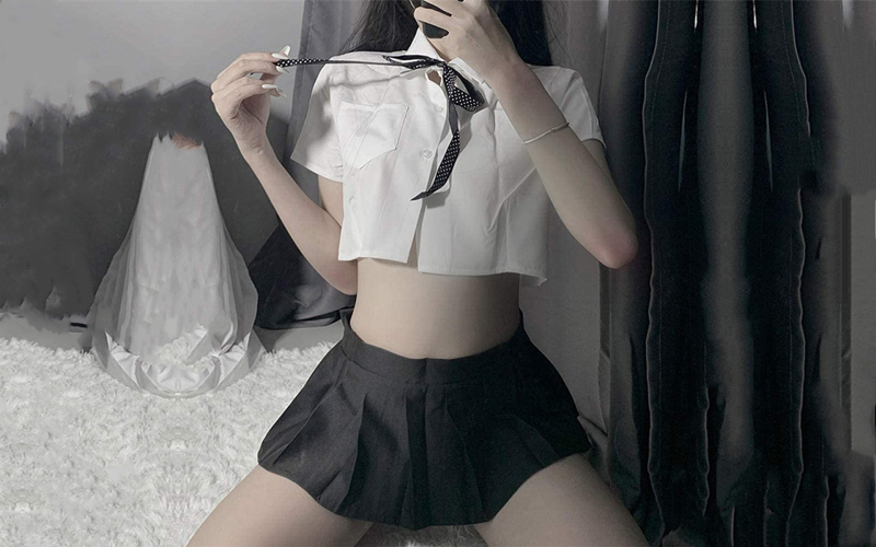 迷你裙和露脐衬衫乳头超棒