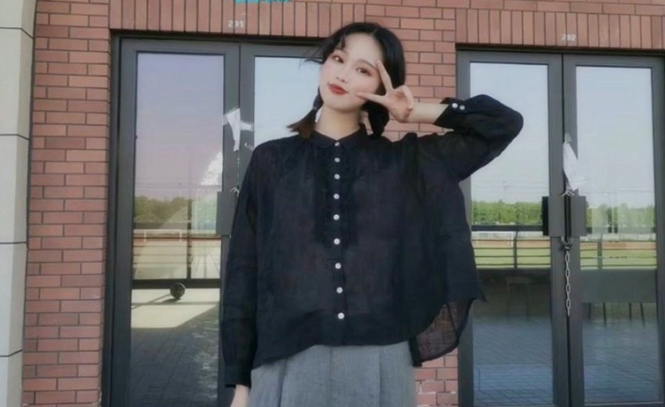 微信上撩了很久的漂亮学妹给她买了一条裙子终于答应出来啪啪啪了