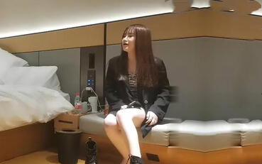 黑色外套短裙妹子舔弄后入大力抽插