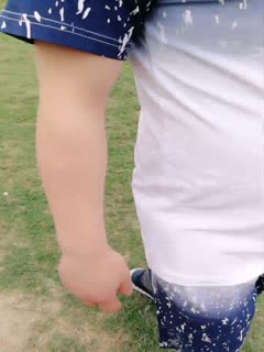 网红刘婷剧情演绎勾引无事溜达的大叔路边草地上野战还没射被骑马路过的人破坏了