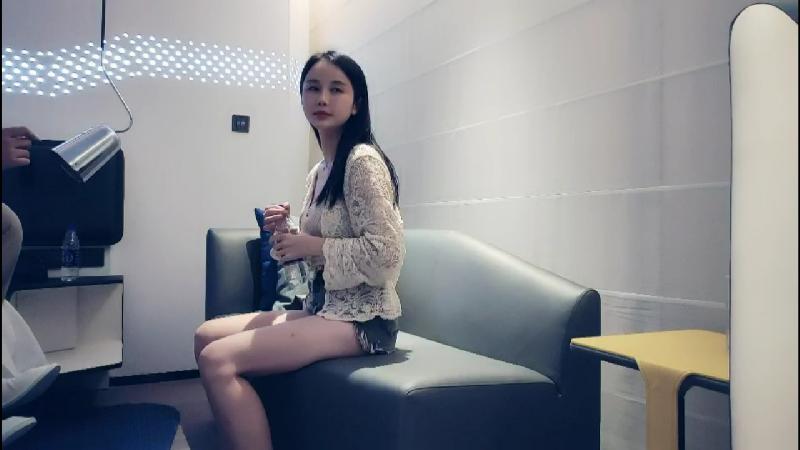 【小寶尋花】大神高端大圈外圍妹子，牛仔短褲騎在身上舌吻調情，深喉舔屌扣穴騎乘抽插，操的妹子好爽呻吟連連…