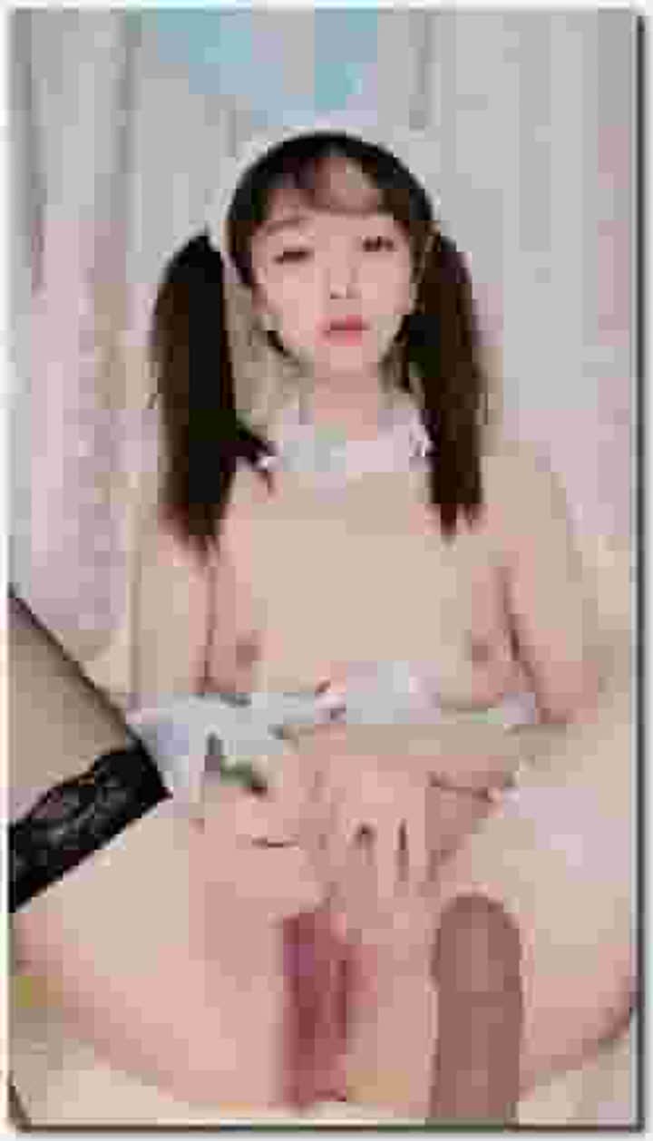 兔耳朵装扮00后双马尾萌妹，黑白丝袜玻璃棒插无毛骚穴，抬起双腿特写视角，搞得小穴很湿，爽了浪叫非常淫荡