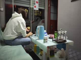 深夜约炮少妇还是个一线天大叔享受温柔性爱服务爽爆了