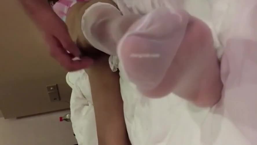 真实迷奸！超可爱清纯小巧嫩妹遭猥琐男迷晕肆意玩弄 针头插屁眼 暴力抽插射一身_HD