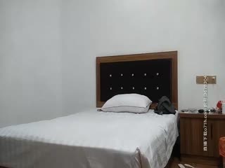 花臂纹身1米68非常能聊外围小姐姐，苗条身材大长腿，口交舔屌活很不错，跪在床上后入操的直叫，我被你操废掉了