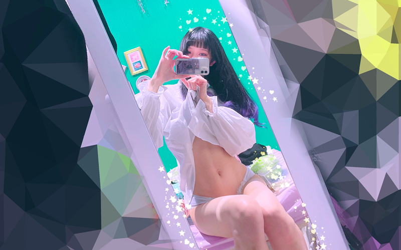戴着口罩的女高中生和会发光的自慰棒
