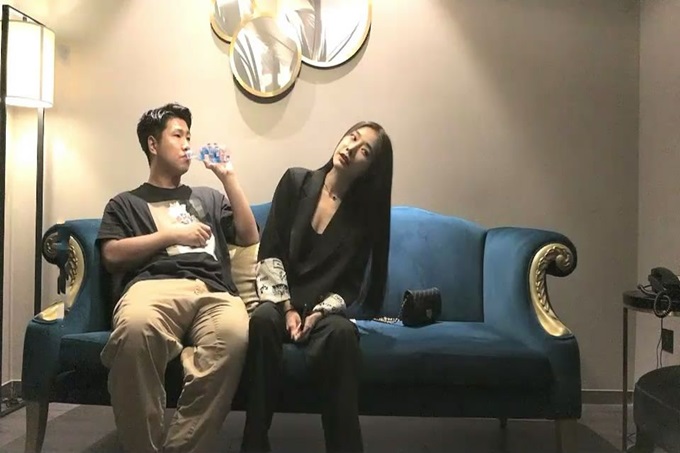 上次被操哭的极品白领美女,2人见面后美女害怕要走,加了点钱后让操轻点就和他做,又被干哭了.国语