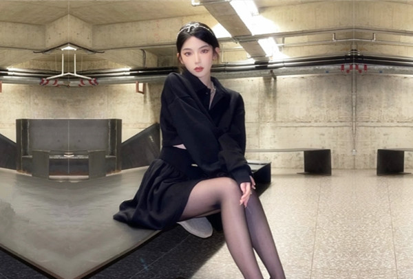 S型身材极品美腿穿上黑丝跪地舔屌口活非常棒正入爆操娇喘呻吟嗲嗲的