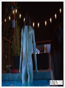 泳池边，爽翻天