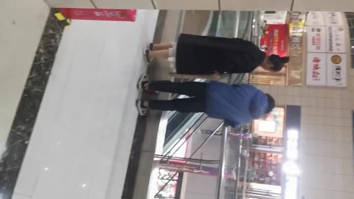 2021六月最新流出商场厕拍系列大神潜入商场女厕偷拍美女嘘嘘，都是年轻漂亮的妹子