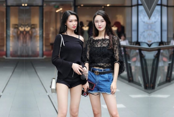 换妻探花很久没播回归4P首秀还是原来的味道KTV唱歌喝酒回到房间开操交换一人一个后入猛顶