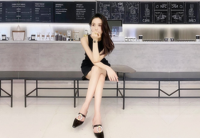 超近距离视角拍摄埋头口交骑坐猛操操的妹子带哭腔娇喘