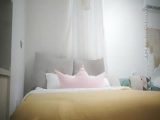 光头佬网约八字奶腰细巨乳极品外围骚女，自带开档黑丝换上，迫不及待抓着大奶吸吮，口活一流猛操搞完服务一波