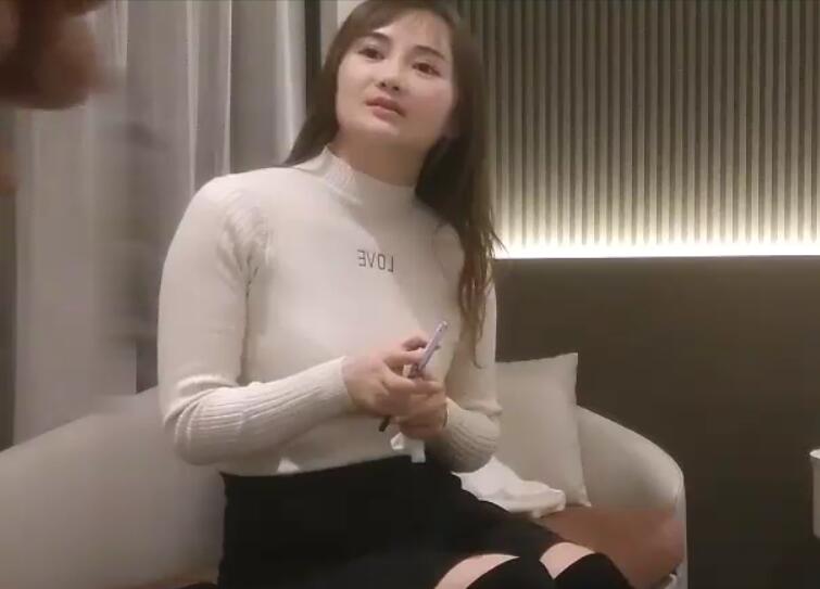 雀儿漫天飞大战白衣大奶少妇咔咔咔就是砸吧