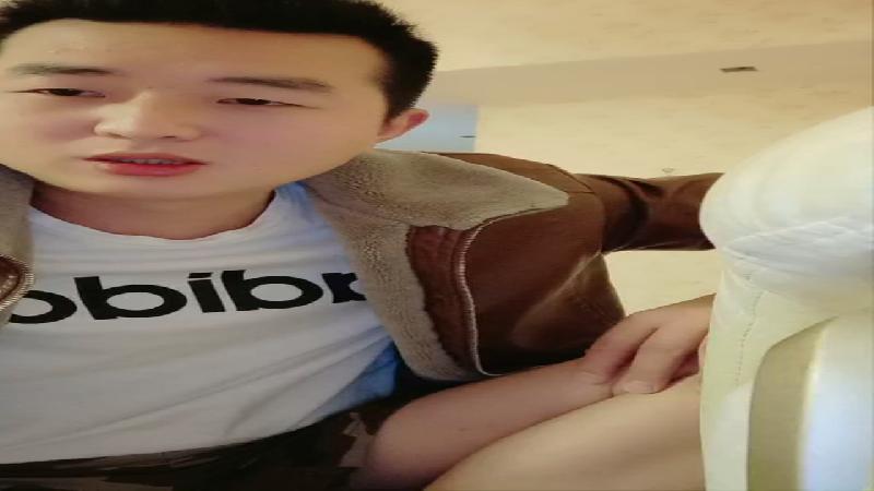 【歪雞巴探花】帥小伙酒店約啪上門漂亮妹，身材苗條大長腿，細腰翹臀這錢花得值一定要干爽