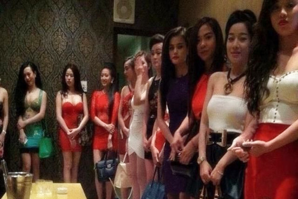 灯红酒绿歌声相伴佳人纷至沓来选中极品19岁嫩妹美乳翘臀赶紧干