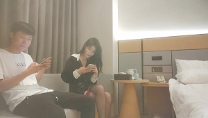 168CM皮短裙丝袜美腿 吸吮大屌对准骚穴插入 低低呻吟浪叫