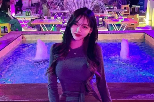 约美女在酒店喝酒喝到位就是身体的摩擦与深入交流