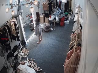 《监控 破解入侵极品》潮牌服装店真实记录风韵犹存气质老板娘日常试穿店内衣服一对车大灯太极品了看硬好几次完整版(2)