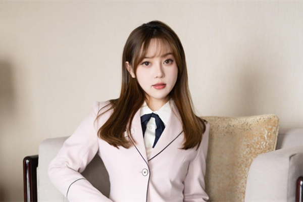 两个偷情工作人员在卫生间来一发解决两人的饥渴难耐的身体