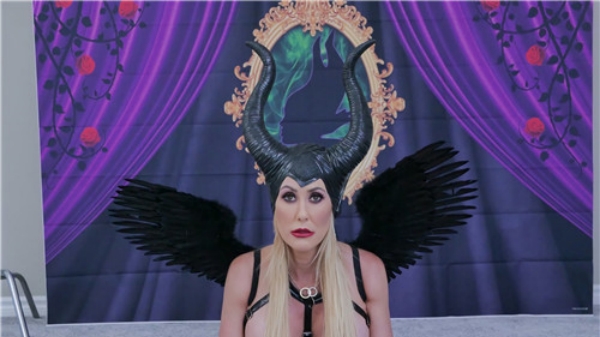 高冷女巫私下竟是荡妇！被干到淫水乱喷原形毕露