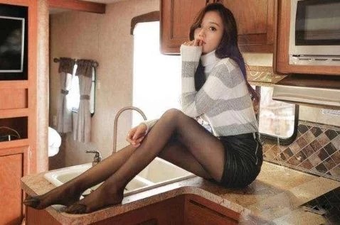 约啪抖音上认识的95年小精灵黑丝美腿无套抽插爆精内射