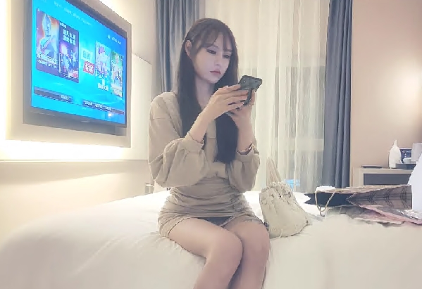 赵总极品寻花高端网红脸大长腿外围妹腿上纹身腰细胸大小嘴很甜夸赵总JB大穿上黑丝情趣装扶着小腰打桩