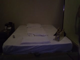 销售部小伙出差洗浴中心找女技师泄火黑丝高跟胸推臀推毒龙一条龙服务为戴套不戴套讨价还价