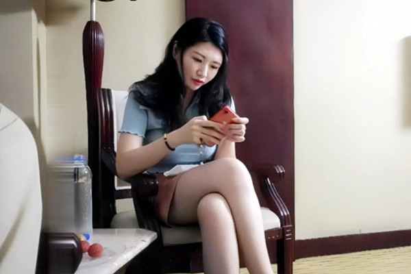 短裙大奶外围妹撩起衣服揉捏奶子随意玩弄